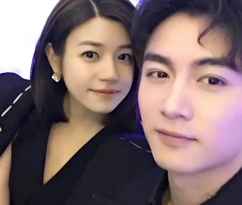 离婚1年不到，与周柯宇手牵手亮相的陈妍希，事业上蒸蒸日上