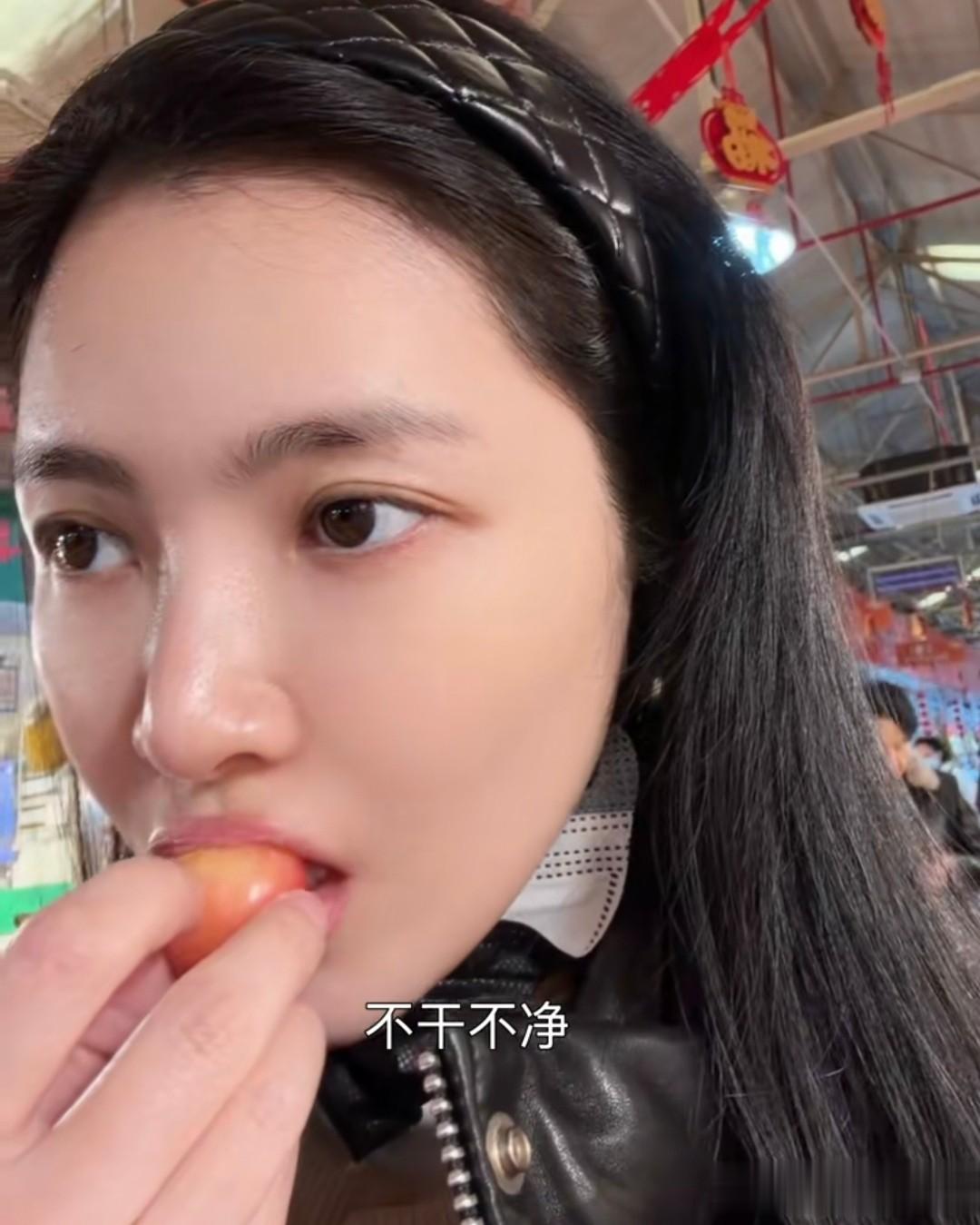 王灿一家去菜市场，杜淳戴大墨镜，买西葫芦还讲价，樱桃不洗就吃