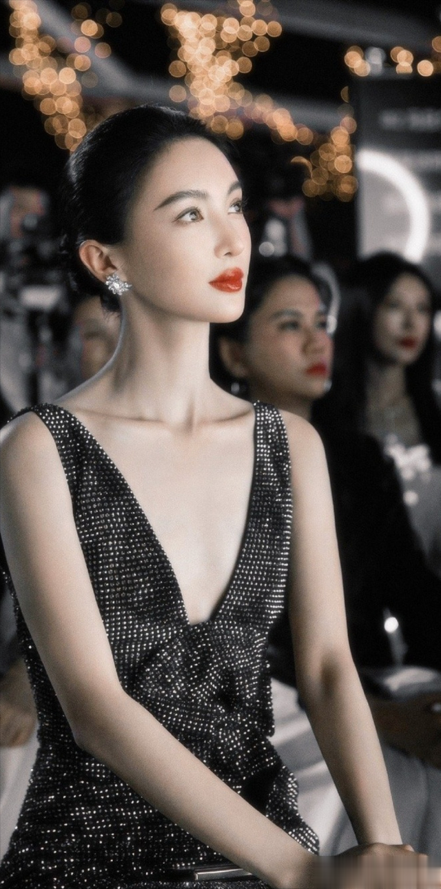 金晨优雅耀眼穿搭 ???