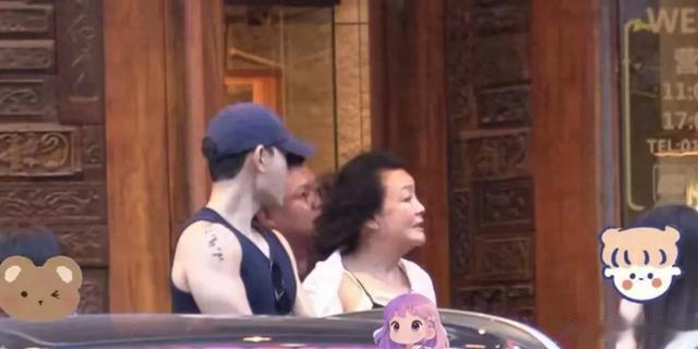 聚餐后张兰主动拥小玥儿入怀她双手僵硬放两旁显疏离祖孙不太熟