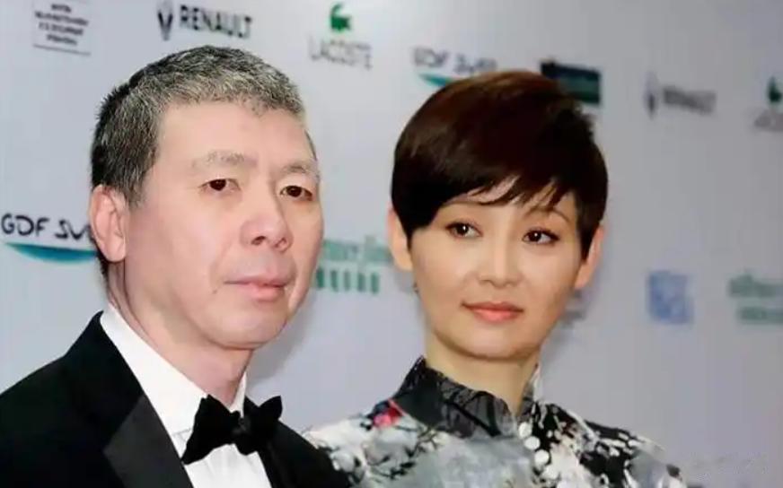 演都不演！徐帆回应离婚传闻后，冯小刚一个举动撕下她的“体面”