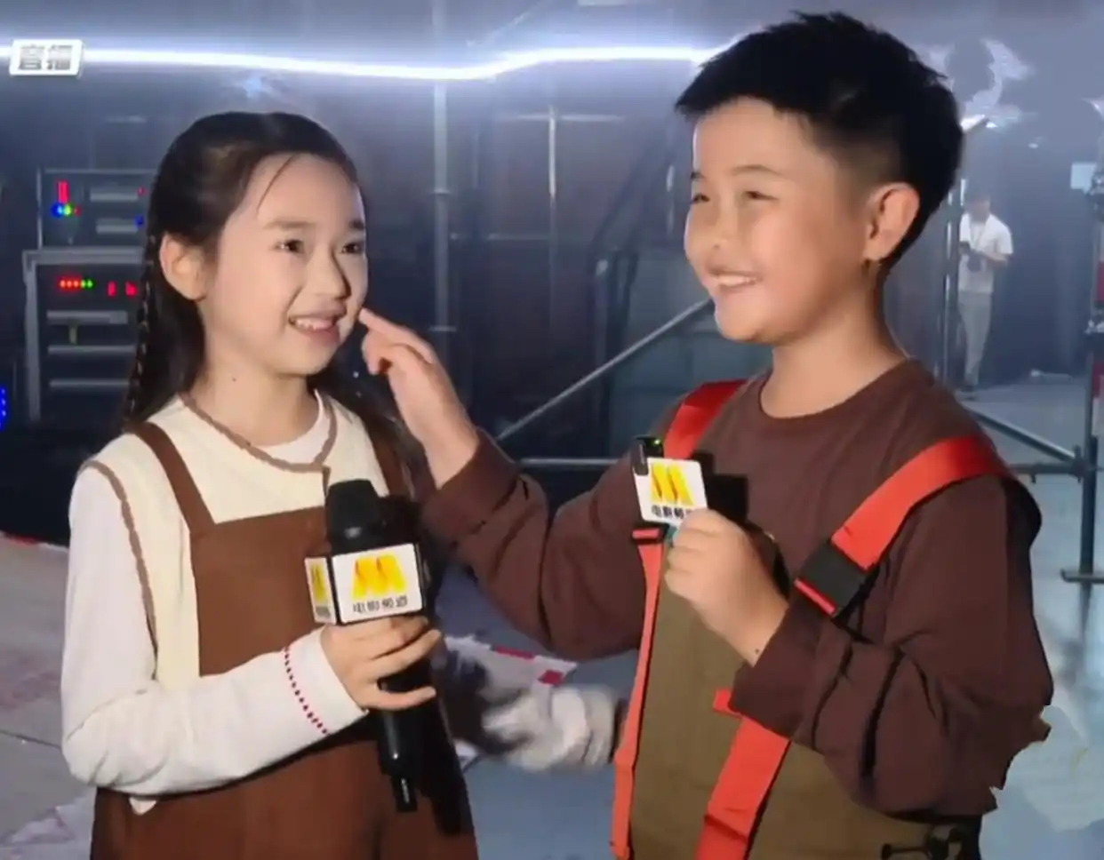 小酒窝国庆节现身前门大街，遇粉丝热情挥手，董璇未露面由姥姥陪同