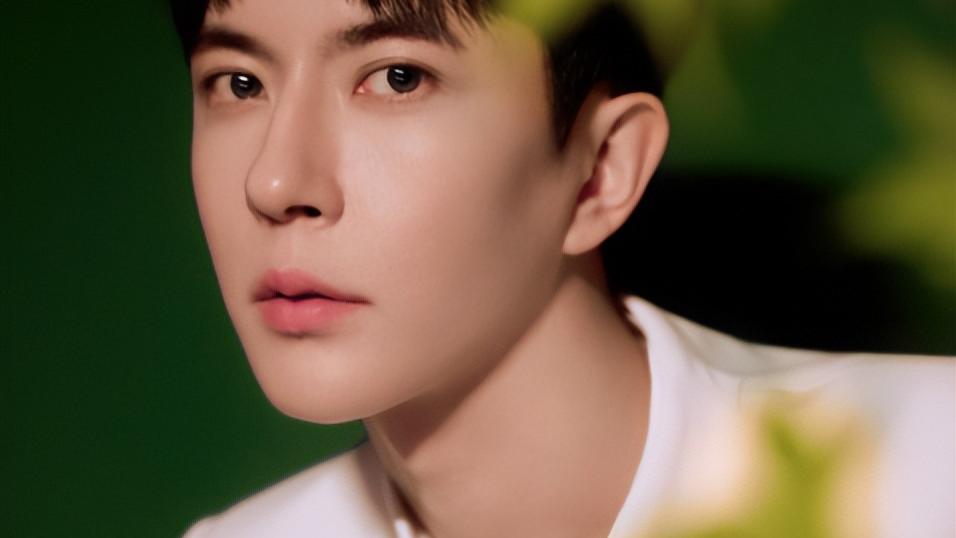 朋友回应于朦胧被传坠楼身亡：电话关机微信没回，疑坠楼现场曝光