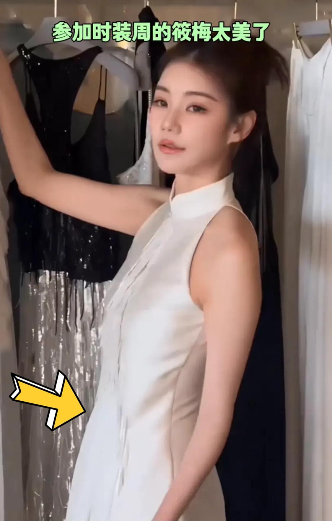 马筱梅拿爱马仕包参加时装周，她戴着鸽子蛋钻戒，小腹隆起疑有孕