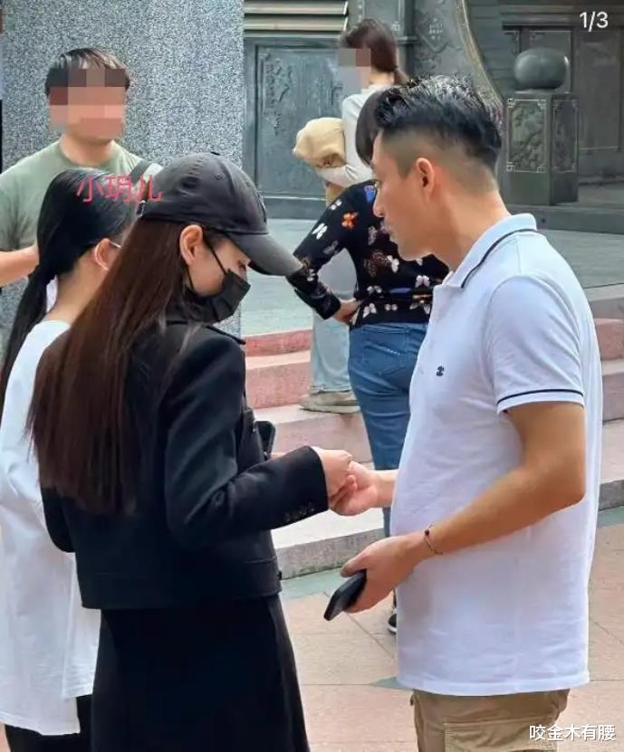 汪小菲一家逛香港夜市被偶遇，儿子裤脚不合身，湾湾们频说风凉话