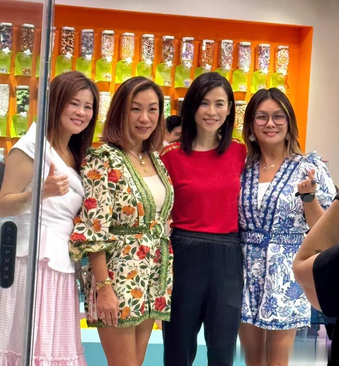 55岁宣萱在新加坡逛街,她的外表看起来好年轻,身材苗条