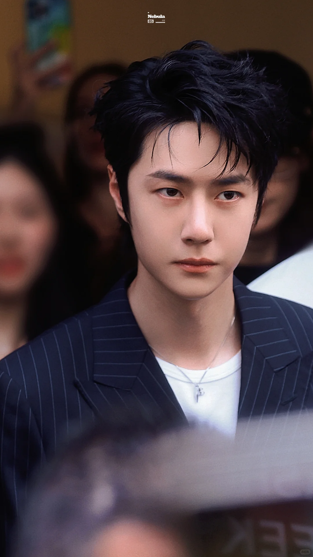 巴黎生图第三弹:迪丽热巴又捂胸,被王一博脸帅到,辛芷蕾咋穿这