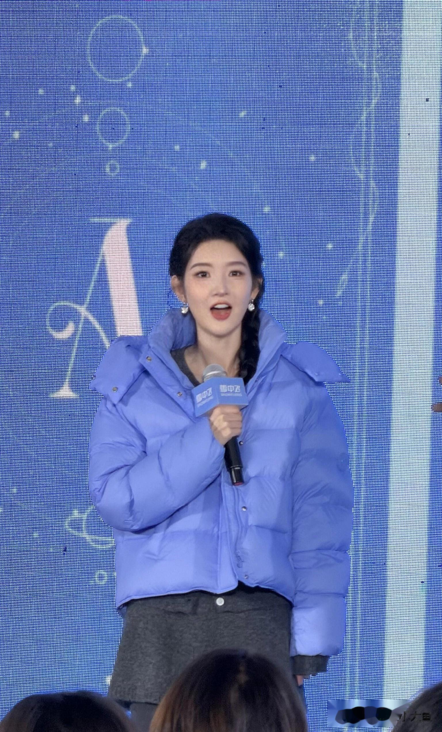 王玉雯出席雪中飞粉丝见面会,穿毛衣裙扎麻花辫,本人比电视还美