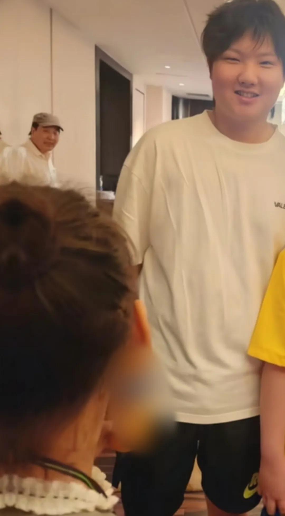 孙楠带家人回辽宁老家，18岁儿子和小女儿很像，86岁父亲罕见亮相