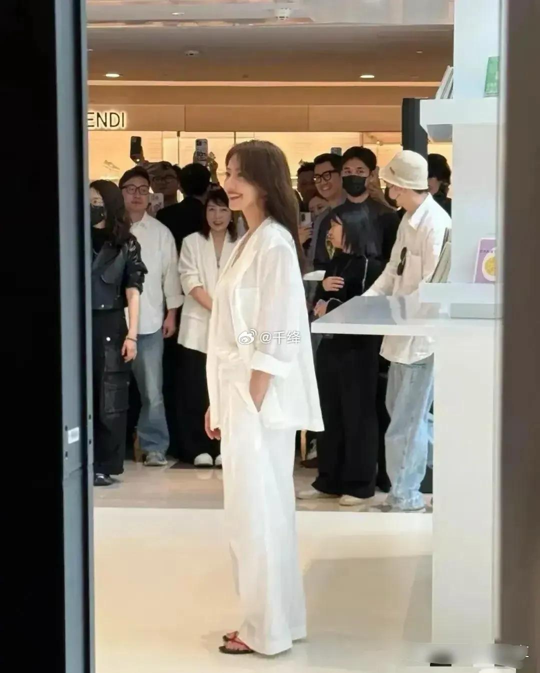 高圆圆商场里被偶遇网友:又高又瘦，不亲眼见到不敢相信这么美