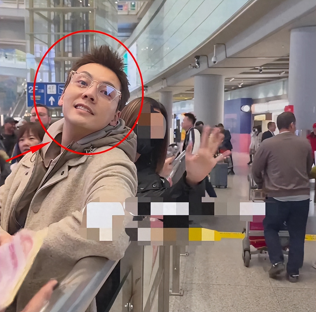 官宣生子一个月后,陈伟霆妈妈终于来京看孙子,何穗才是人生赢家