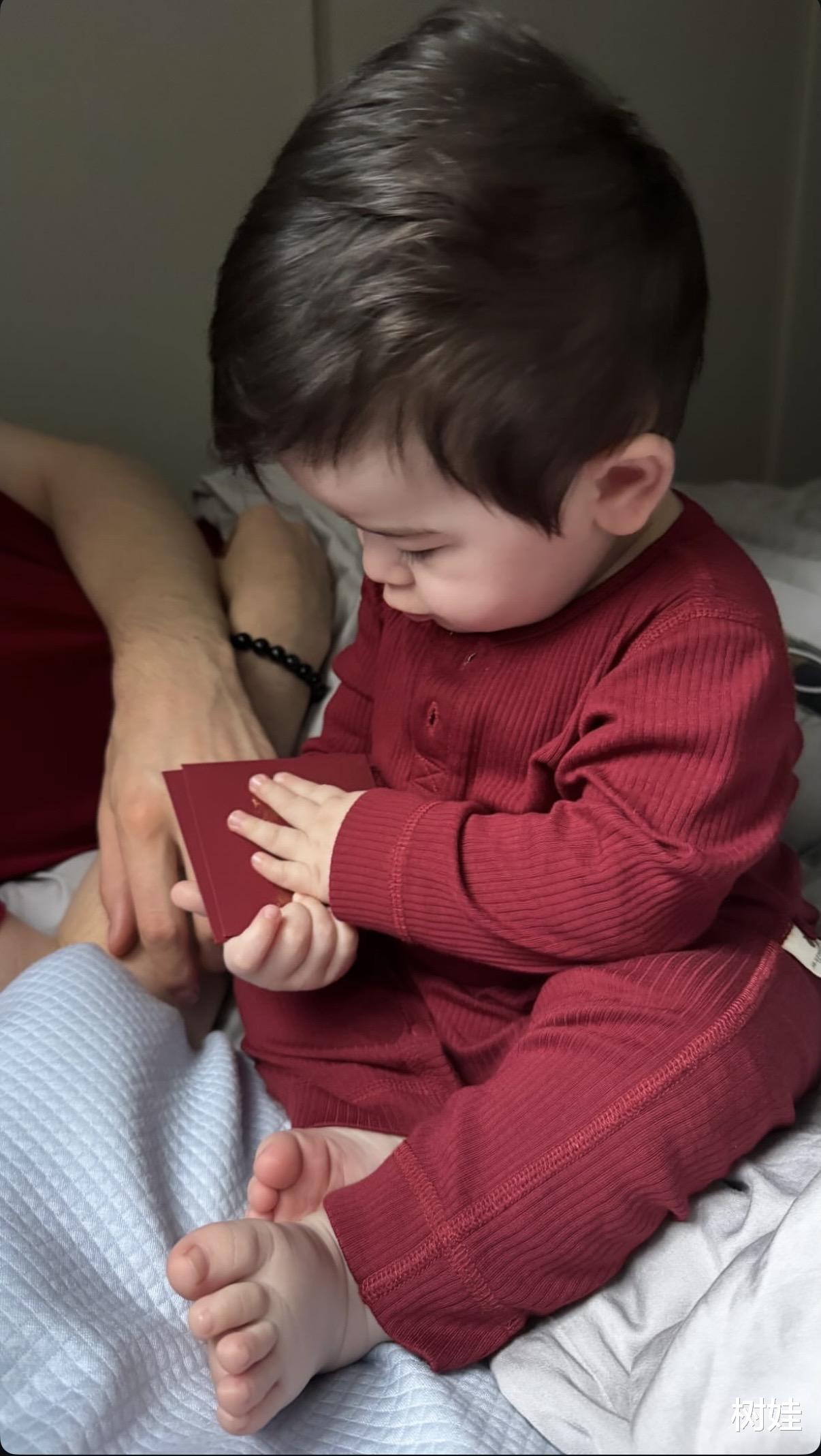 梁家辉在北京上春晚，俩女儿带孩子在家看春晚，混血外孙目不转睛