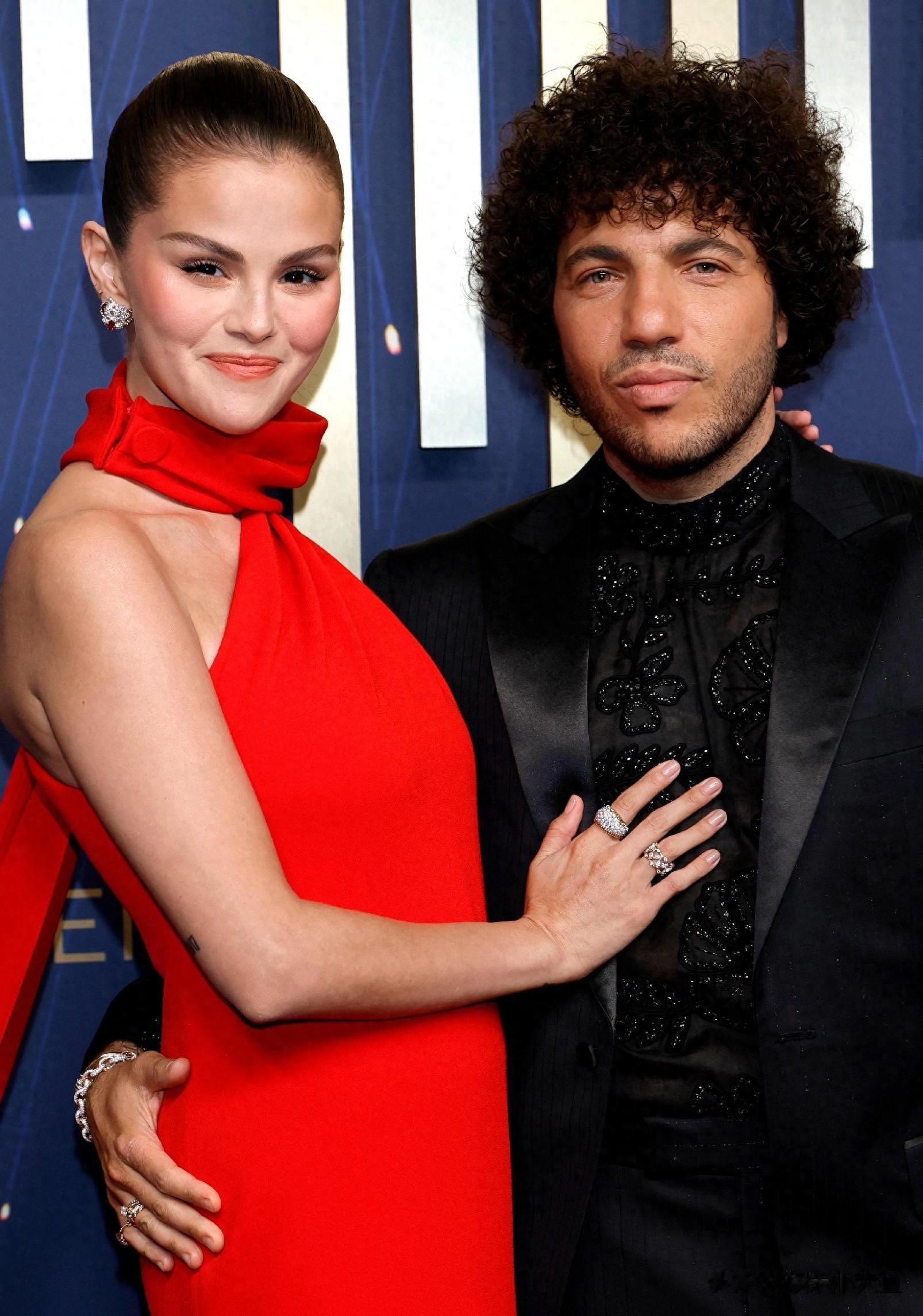 赛琳娜和未婚夫亮相艾美奖红毯，赛琳娜一袭红裙明艳动人 满脸幸福