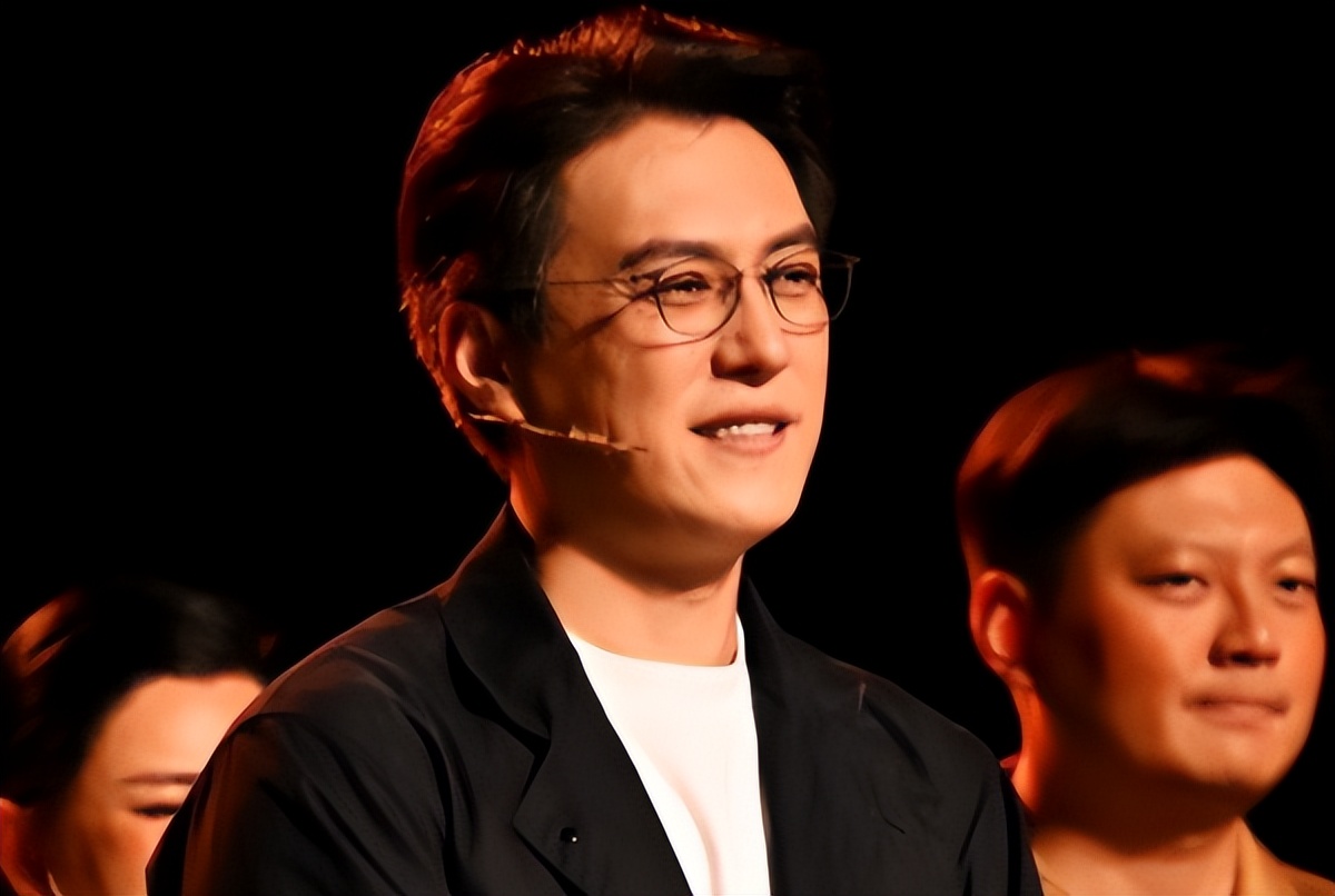 人民日报对靳东的称呼变了，七字之差释放强烈信号，陈道明说对了