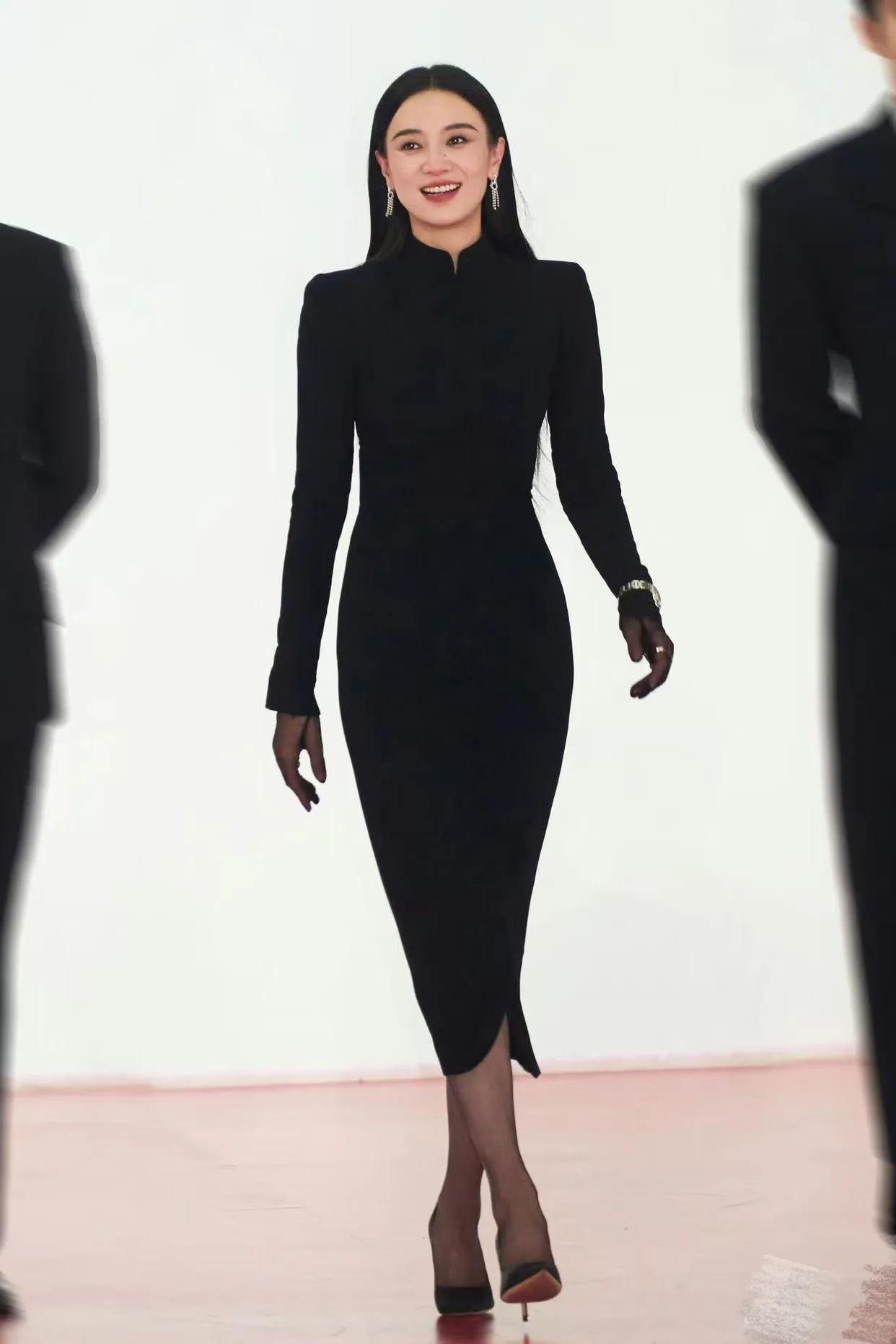 宋佳穿出了80后女性想要高级感！穿黑色修身裙配披肩长发，简约！