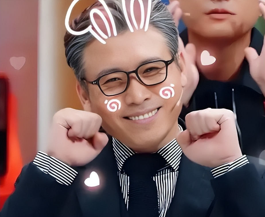 李乃文参加剪彩出洋相，公司老总当场变脸，被批50岁还在装可爱