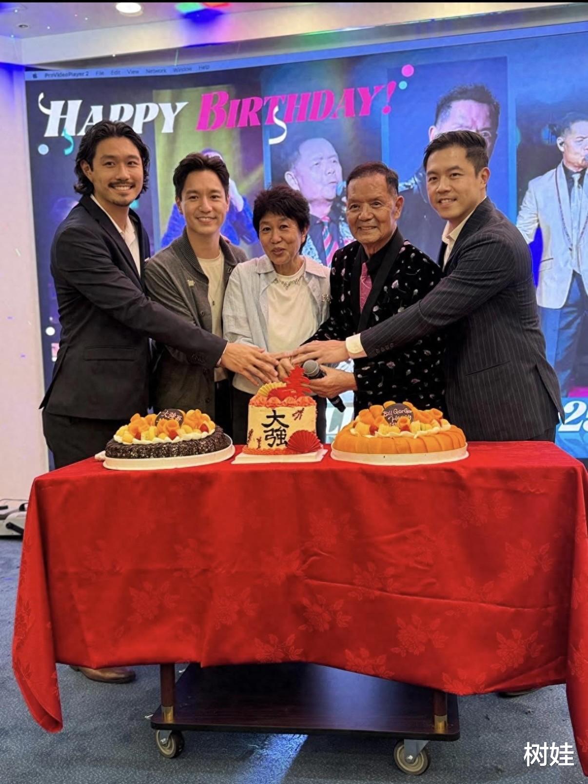 TVB艺人74岁大寿设宴27桌，妻儿陪伴上台切蛋糕，四个儿子来了仨