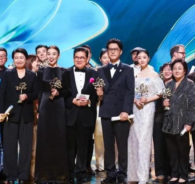 男演员的身高有多重要?于和伟和1米83的靳东同框,直接败下阵来