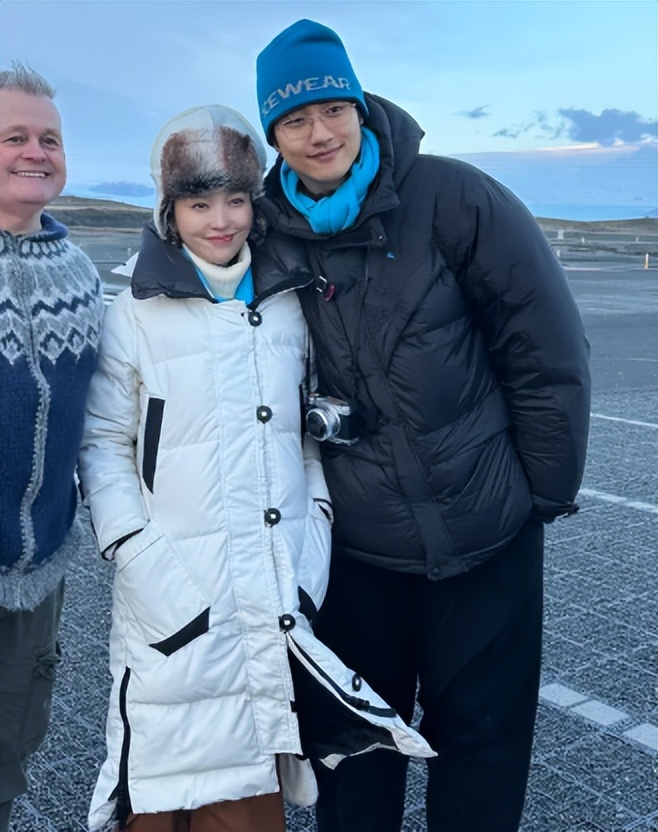 42岁金莎商演心酸现场！唱3首歌拿35万，宾客埋头吃席没人理