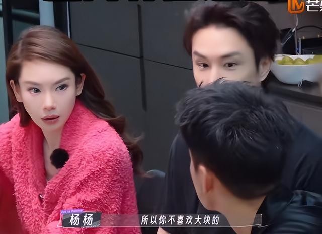 戚薇眼部状态引争议！被指撞脸刘玉玲，网友：眼角快扯到后脑勺了