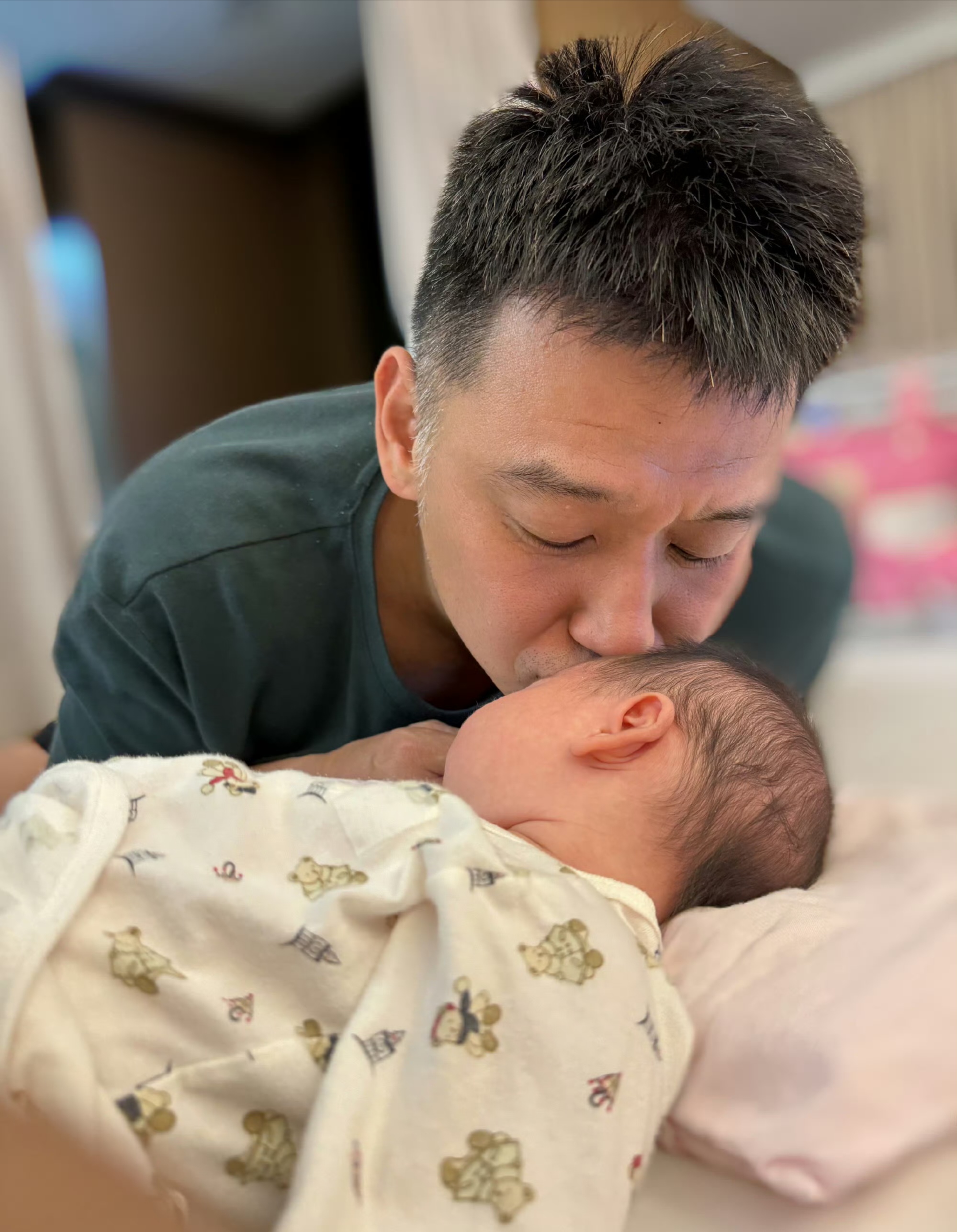 洪小铃为张天霖庆祝47岁生日,6个月女儿罕见出镜,夫妻同框般配