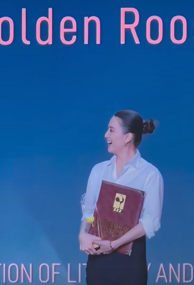 宋佳金鹰奖领奖,衬衫配丸子头,利落精致,美得超高级