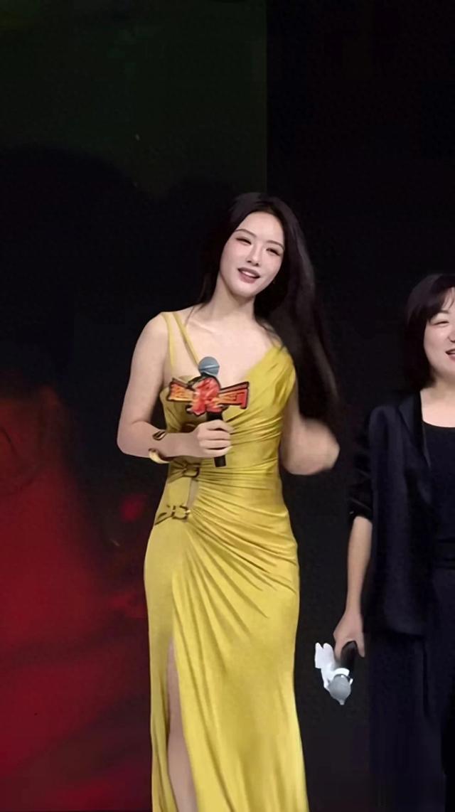 蔡文静金色吊带裙风情暴增,差点被绊倒,反应过来后表情亮了