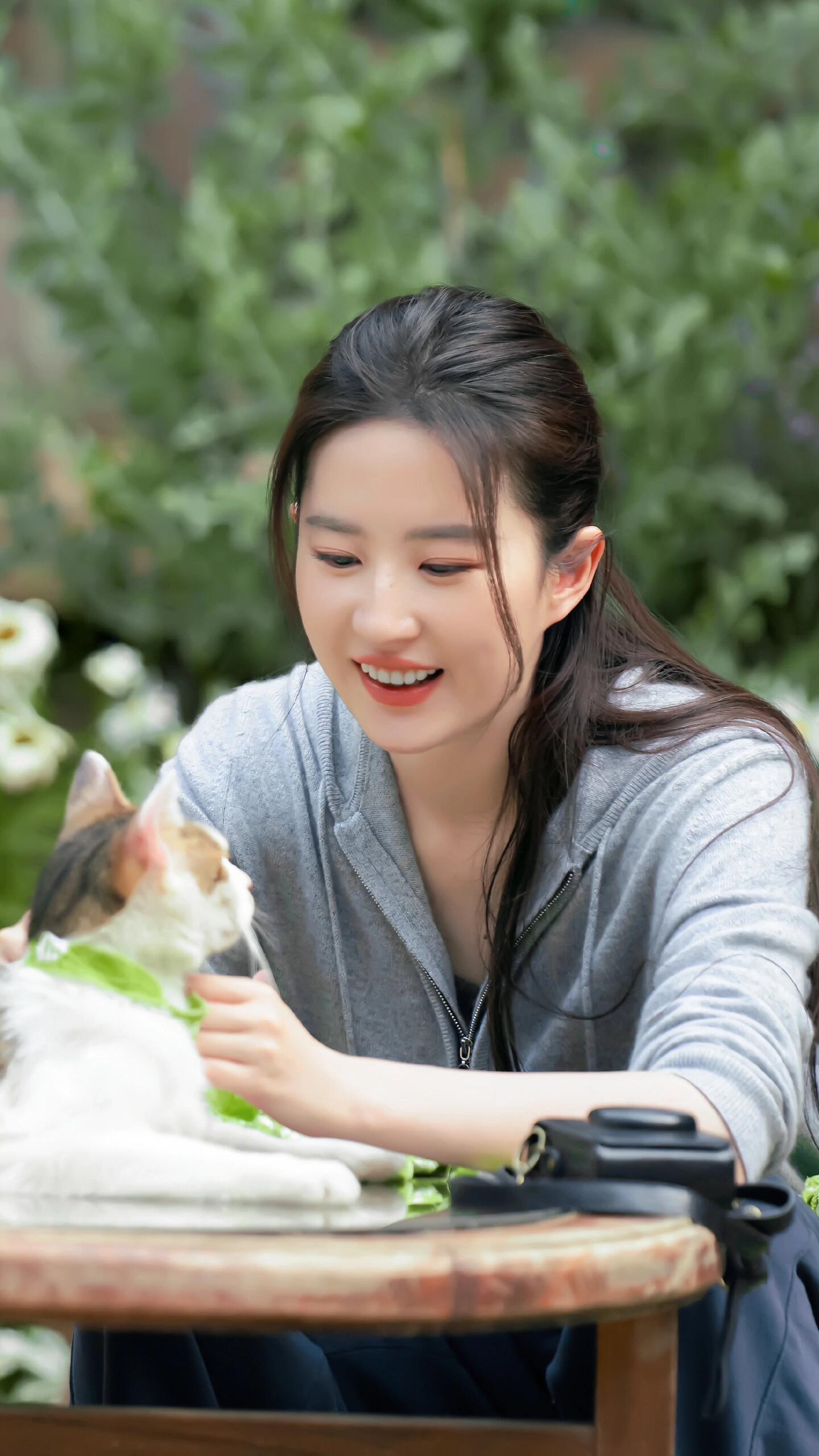 神仙姐姐刘亦菲初雪晒照，12万紫貂外套穿出少女感，美得像18岁