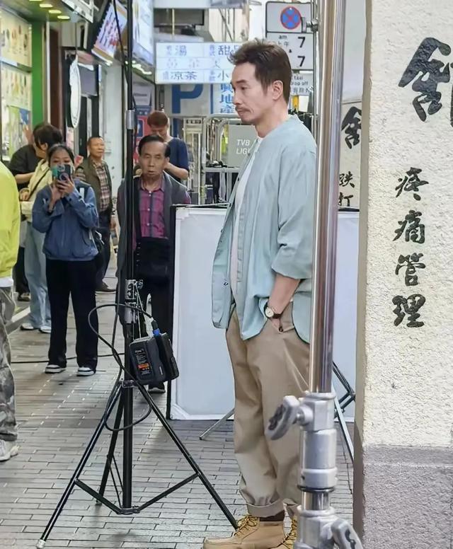 知名视帝被曝养家压力大，三个子女上国际学校，五间咖啡厅生意差