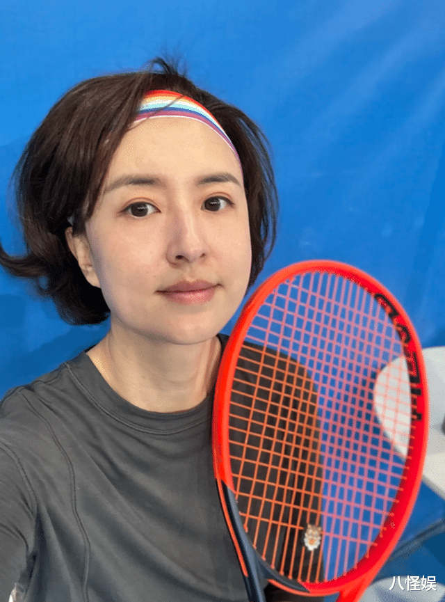 46岁张蕾晒打球照，素颜皮肤细腻不见毛孔，回应身材争议直呼无聊