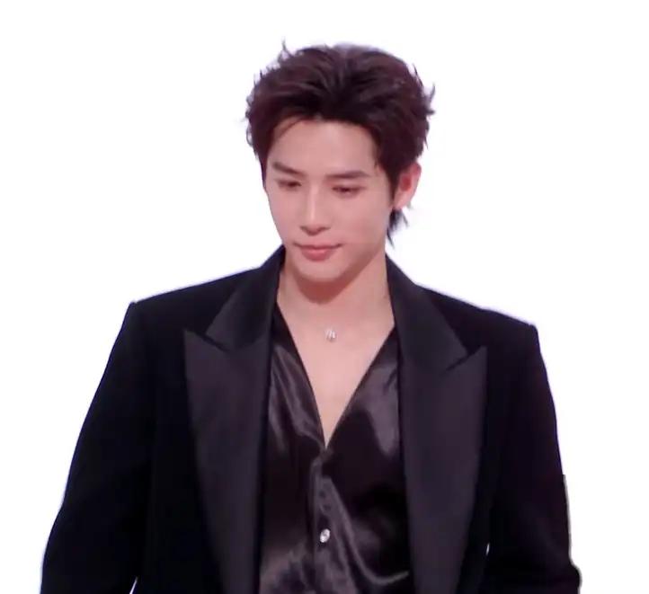 这一夜宋佳像猛虎下山！穿旗袍美到脚趾尖完全不顾倪妮赵露思死活