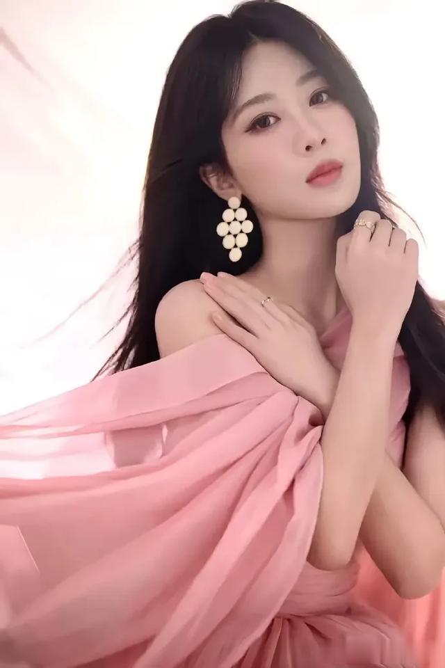 杨紫:静谧之美,紫妹绽放独特魅力 ???