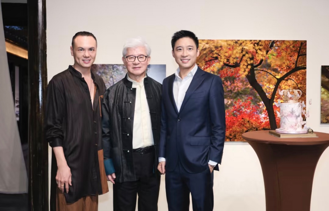 霍启山与继父罗康瑞合照曝光，笑容灿烂很帅气，罗康瑞站C位