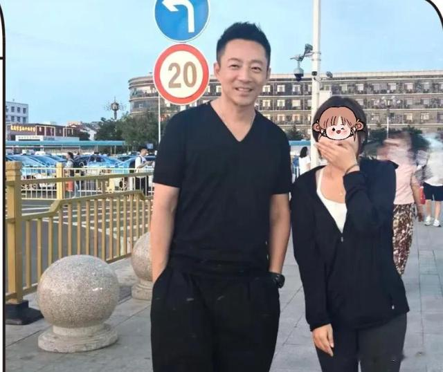 汪小菲被偶遇,消费降级坐火车,44岁近照又高很帅,已脱胎换骨了