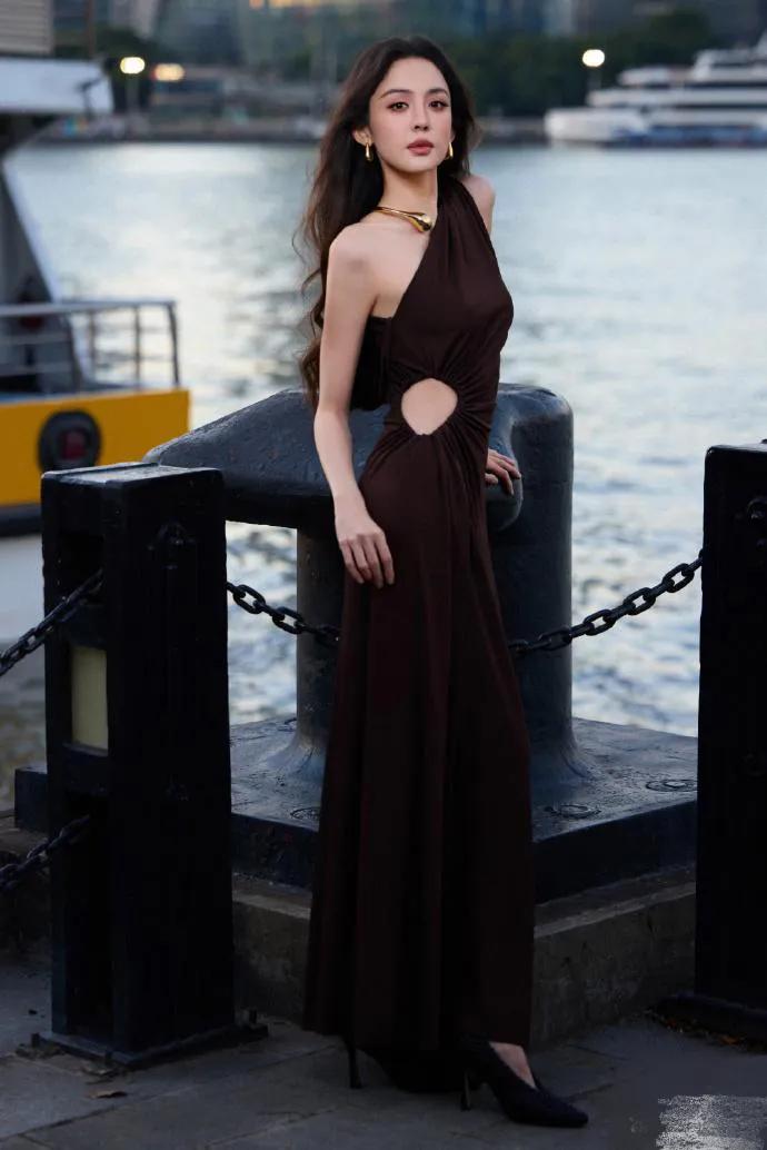 又被古力娜扎惊艳到!一袭单肩镂空礼裙,窈窕曲线好迷人!