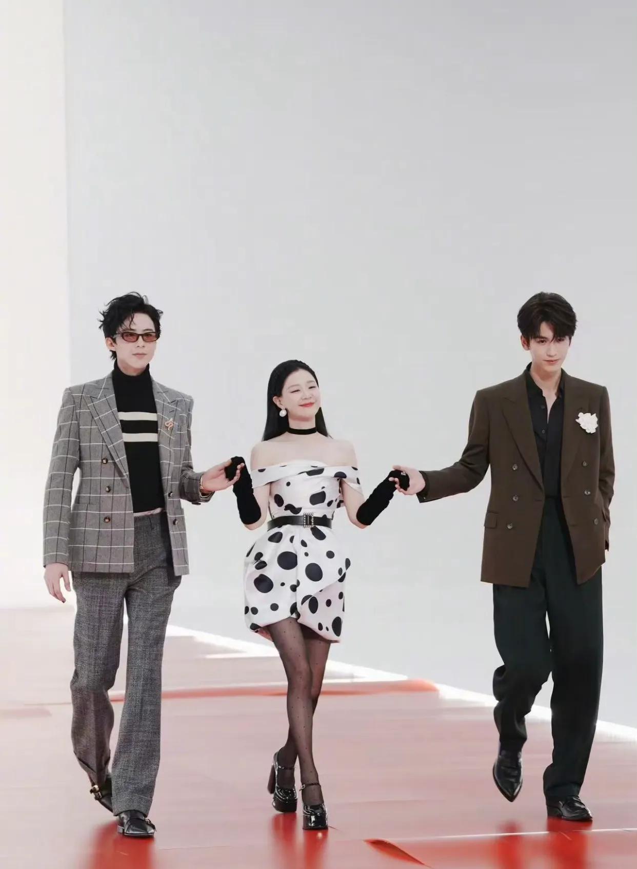 刘宇宁牵手金靖走红毯,霸道总裁既视感,就是衣服太“老气”