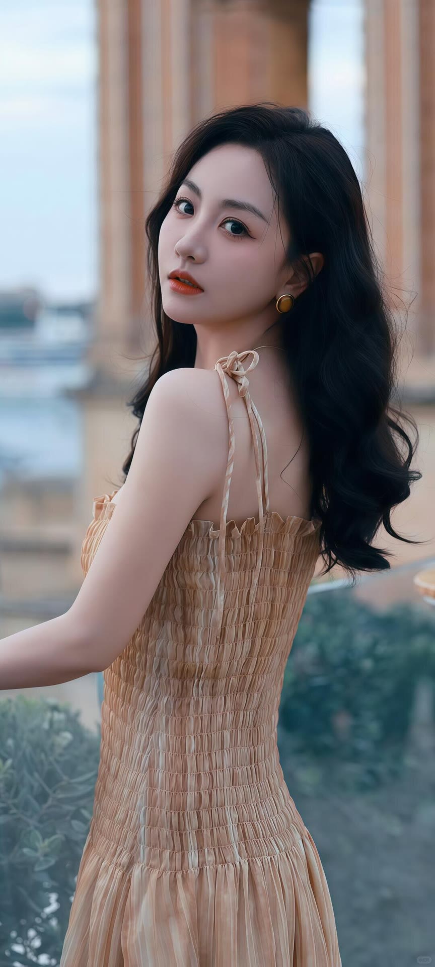 杨蓉穿雾霾蓝纱裙，短发造型温柔又惊艳