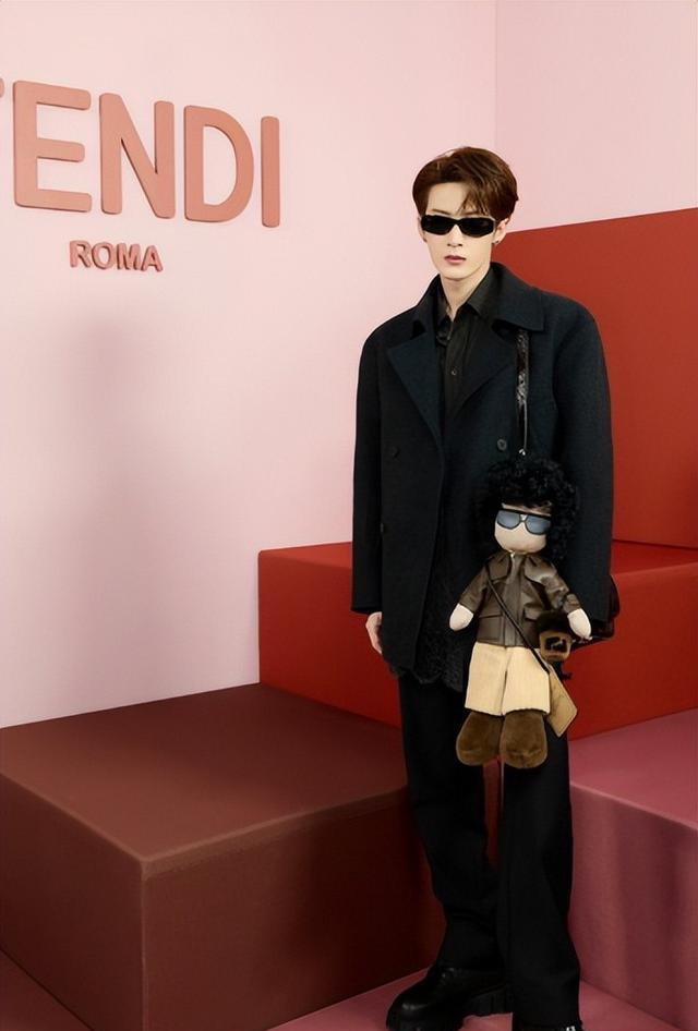 米兰时装周：朱珠美得不费力气，关晓彤土出新花样，檀健次挨骂了