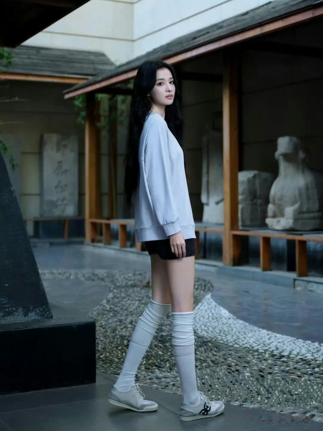 王楚然｜的一组美腿妆造图集