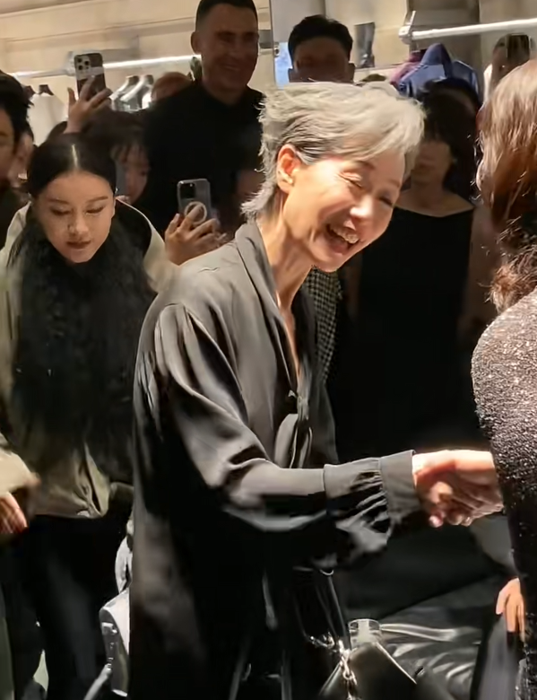 巴黎世家活动暴露咖位:阮经天往后排,杨超越靠边,C位毋庸置疑