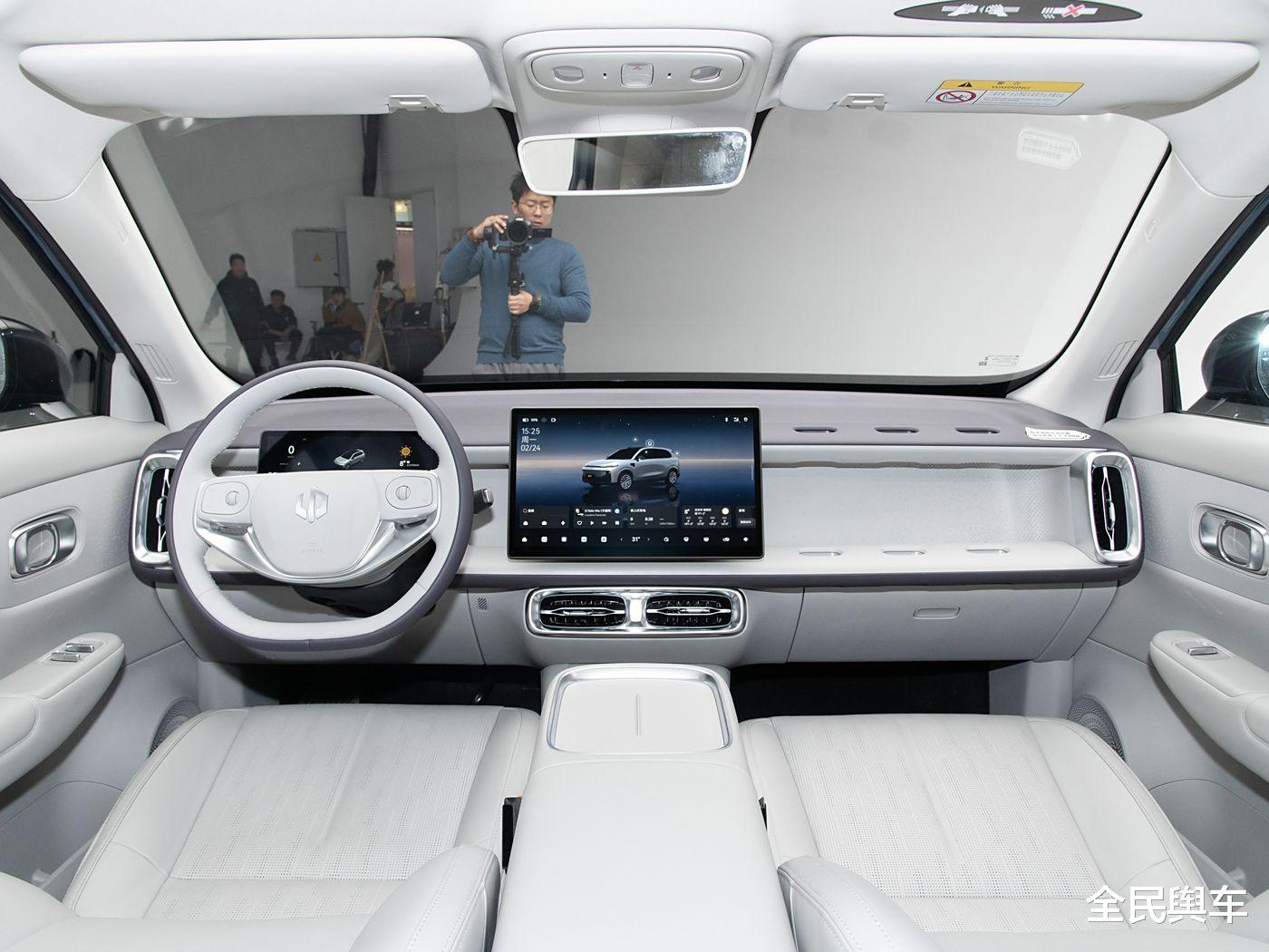 零跑 B10 为啥这么受欢迎?核心就一个字:值