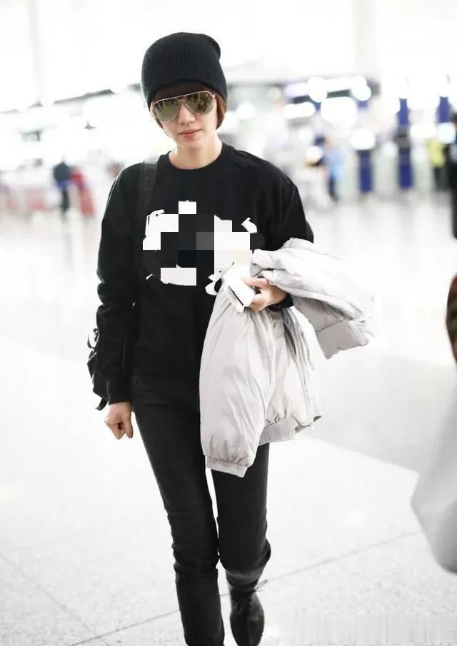 48岁袁泉换风格后大回春！穿字母卫衣+牛仔裤+毛线帽，时髦又减龄