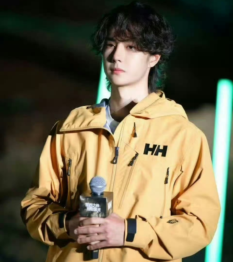 王一博直播甜笑出圈，全民沉浸可爱风暴