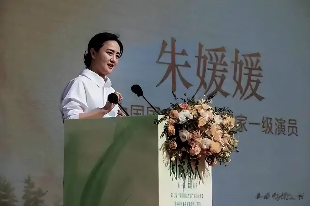 《小城大事》工作人员晒朱媛媛合照，透露拍戏期间辛柏青全程陪伴