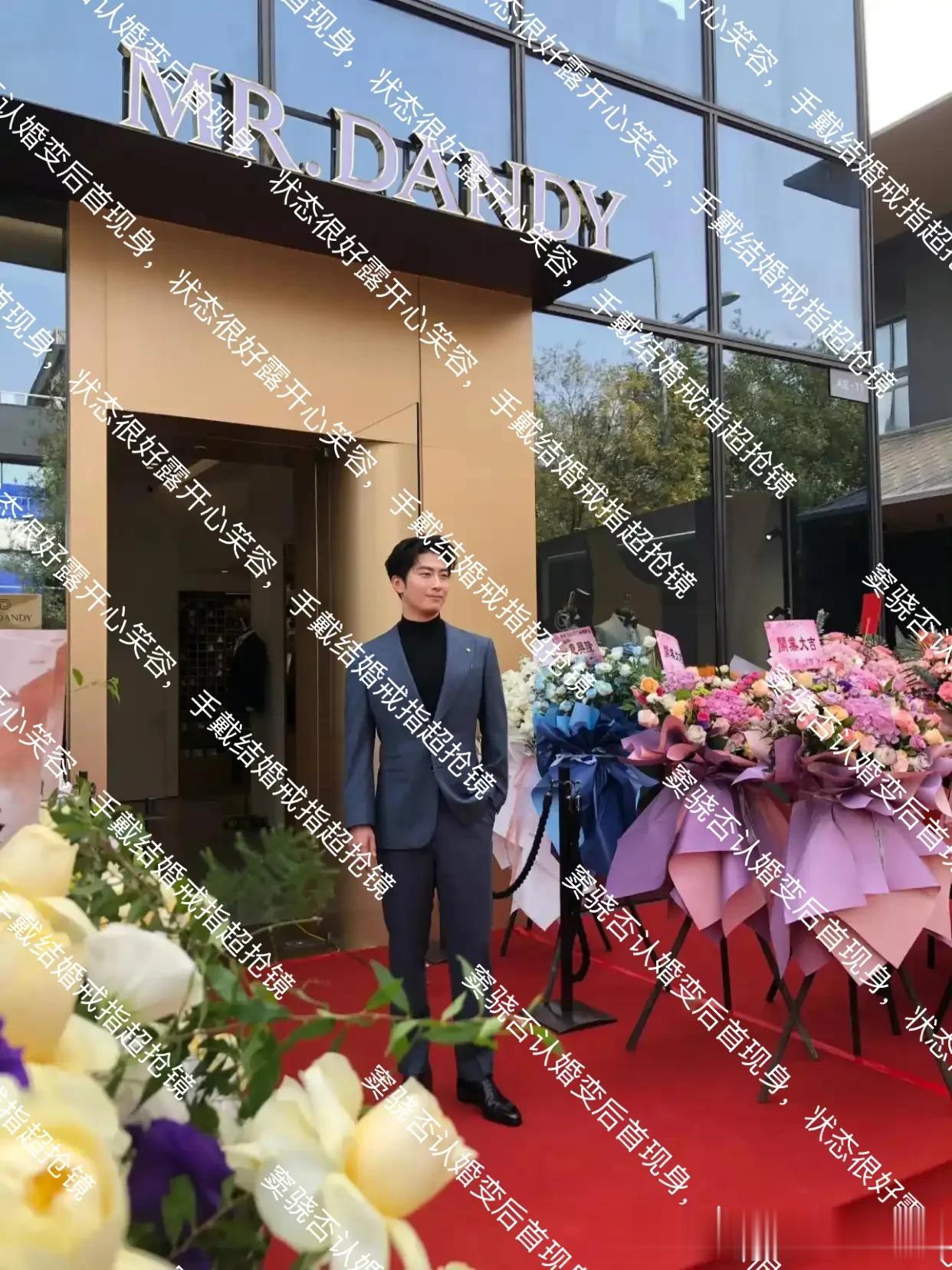 窦骁否认婚变后首现身，状态很好露开心笑容，手戴结婚戒指超抢镜