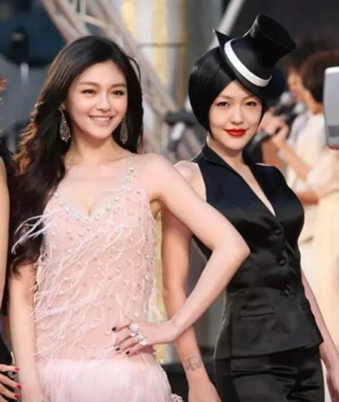 大S离世6个月,小S大女儿晒金发眯眼照,从心理学来说是自我嫌弃