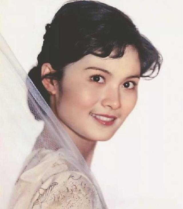 她是曾是央视主持人，嫁给军委副主席之子，离婚后成知名画家