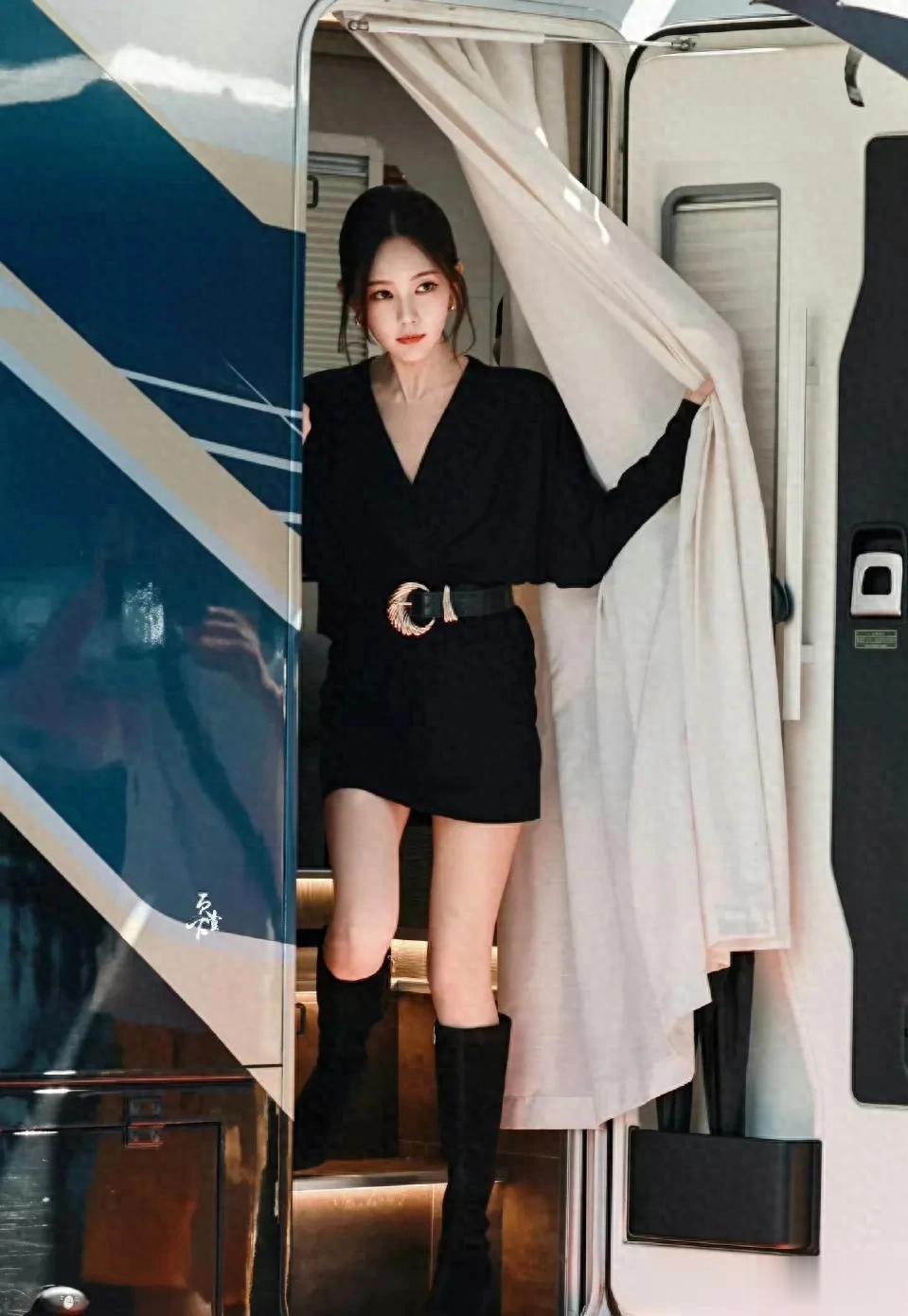 李一桐黑色裙装衬，宽腰带勾勒时髦