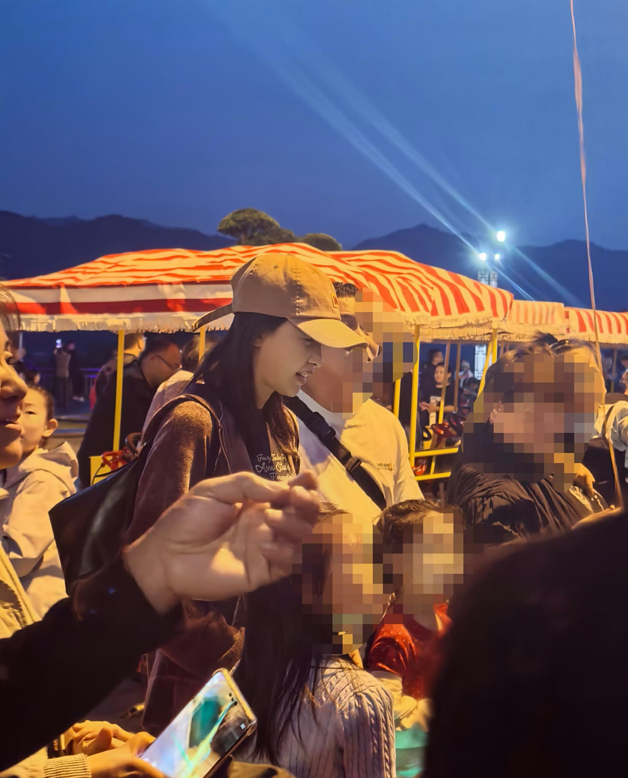 孙怡国庆节带女儿回老家，排队为大福买气球，素颜露面状态超好