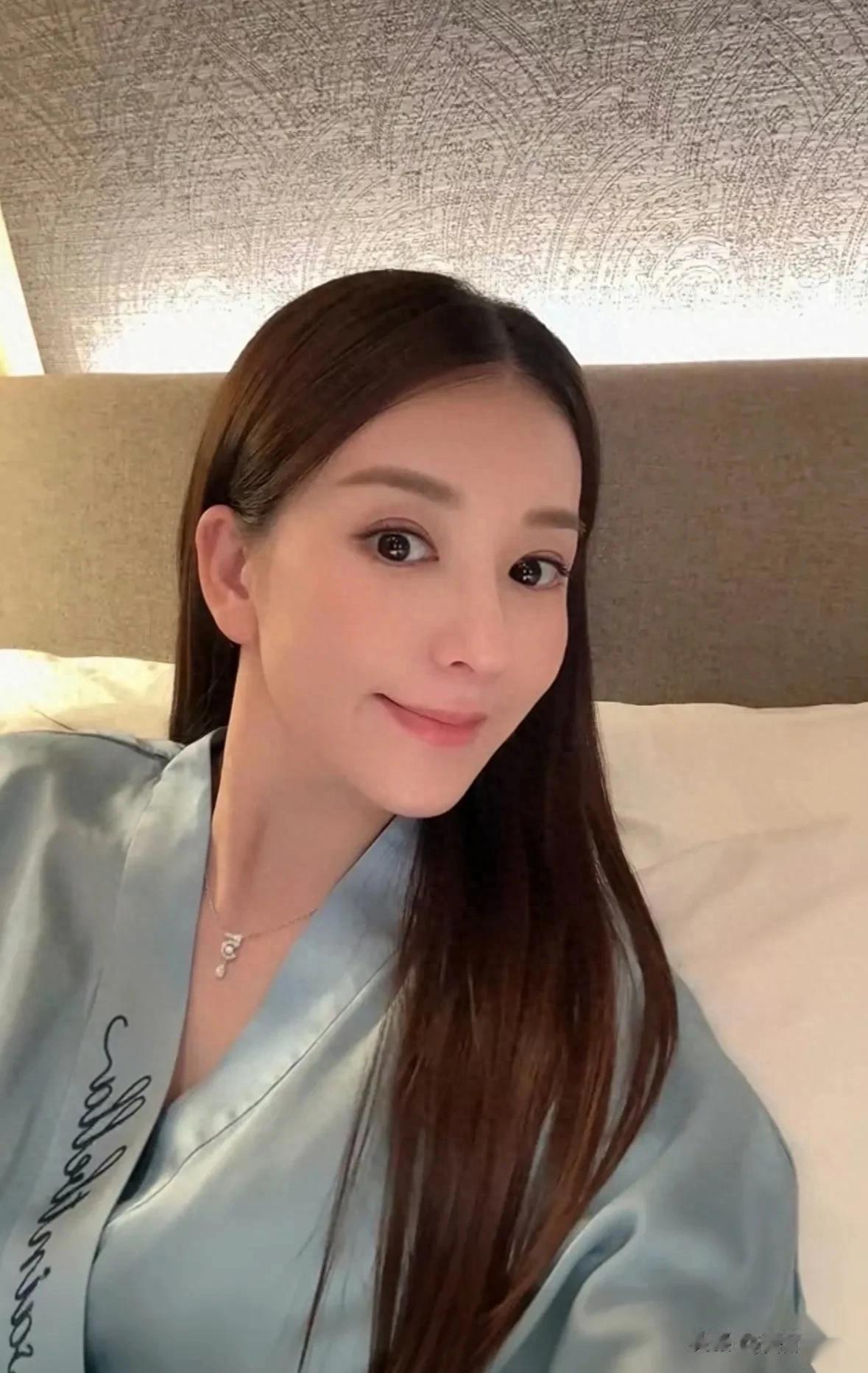 方媛女儿满月照曝光，身材火辣不像三娃妈，郭富城宠女日常超有爱